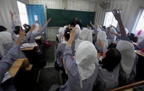 التعليم بغزة تعلن توفير مواصلات مجانية للمعلمين المتوقفة رواتبهم