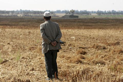 أبراج الاحتلال تقصف منازل المواطنين شرق خان يونس