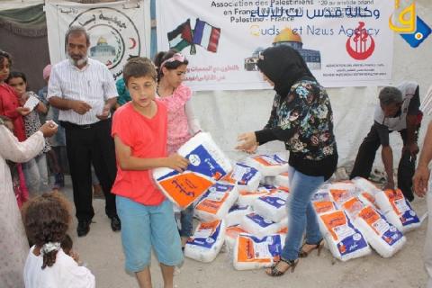صور.. توزيع مساعدات على النازحين من مخيمات سوريا