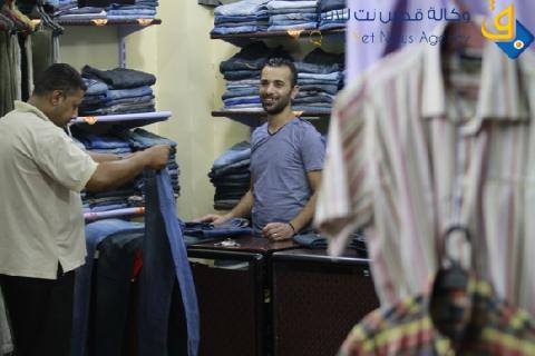 ملابس "البالة" بغزة تستبدل اسمها بـ"العالمية" وتجتذب المواطنين في عيد الفطر