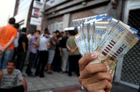 النائب أبو هولي: يستنكر الاستقطاعات من رواتب موظفي السلطة