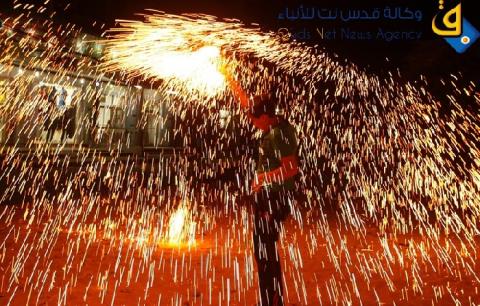 صور.. الأطفال الفلسطينيون يستقبلون شهر رمضان بالأسلاك المضيئة