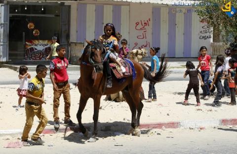 صور.. أطفال قطاع غزة يحتفلون بالعيد على طريقتهم الخاصة
