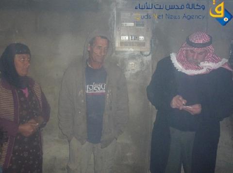 صور..رئيس بلدية يطا يستجيب لنداء المواطن "الجبارين" المتأثر بالمنخفض الجوي
