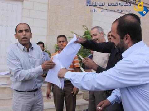 صور..موظفو بيت لحم يحرقون اتفاقيتي "باريس" و"أوسلو"