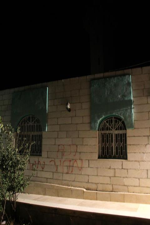 صور..مستوطنون يخطون شعارات عنصرية على جدران مسجد بالخليل