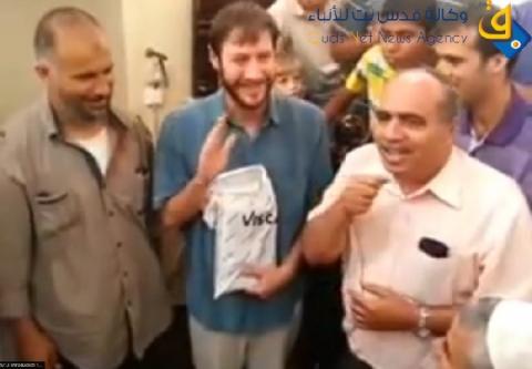 فيديو.. شاب أميركي يعلن إسلامه من احد مساجد غزة