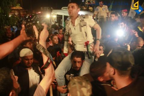 معاريف: الإفراج عن 26 أسيرا من القدامى الثلاثاء المقبل