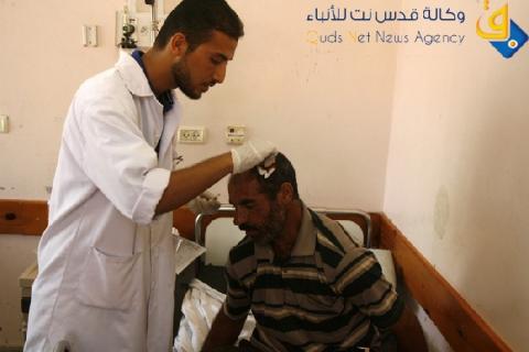 صور .. صياد فلسطيني يتلقى العلاج بعد اعتقاله من قبل البحرية المصرية