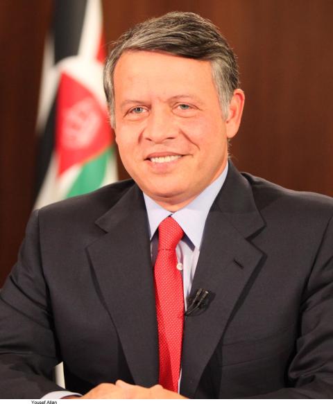 فيديو.. العاهل الأردنى يساعد المواطنين على دفع سيارة تعثرت بالثلج