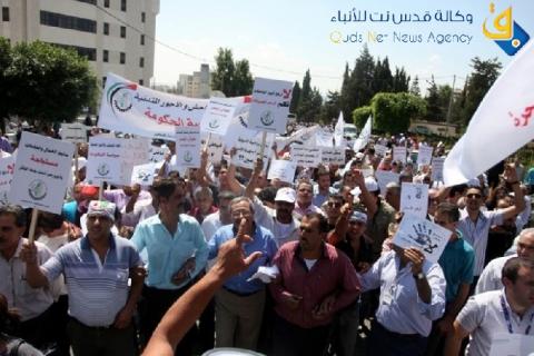 وسط تهديدات بالتصعيد.. المدارس الحكومية في الضفة تدخل نفق الاضراب