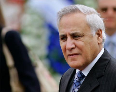 الرئيس الإسرائيلي السابق يتعرض للإهانة على يد زملائه بالسجن