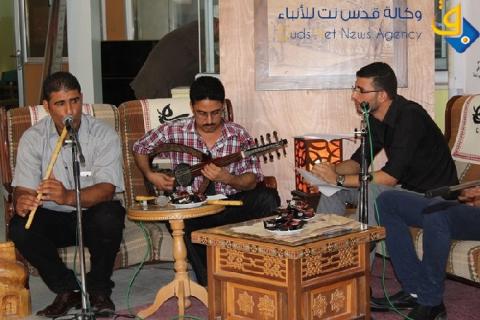 صور.. امسية فنية ابداعية مزجت بين الموسيقى والغناء والشعر والرسم