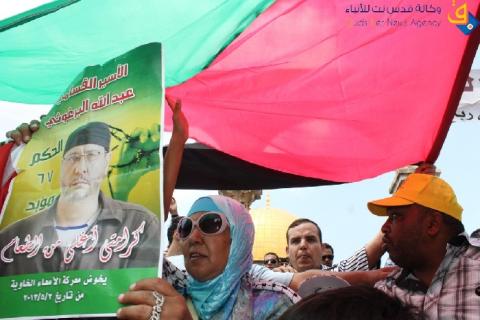 صور.. انقسام في الاقصى بين متضامن مع الاسرى ومتضامن مع محمد مرسي