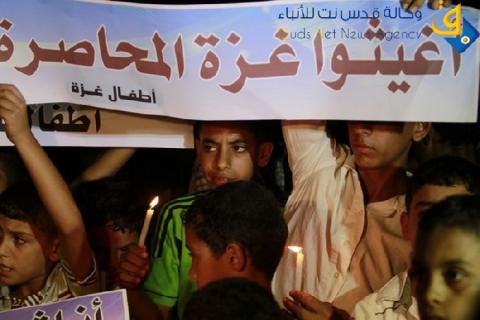 صور .. اطفال يناشدون بالشموع فك الحصار عن غزة