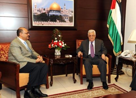 الرئيس عباس يبحث مع السفير المصري التطورات الفلسطينية