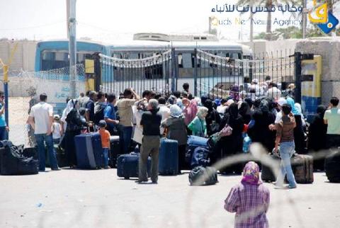 مئات المسافرين العالقين يتظاهرون أمام معبر رفح
