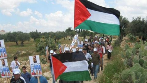فلسطينيون واجانب يفتحون بوابة للاحتلال غرب بيت لحم كانت تمنعهم من دخول أراضيهم