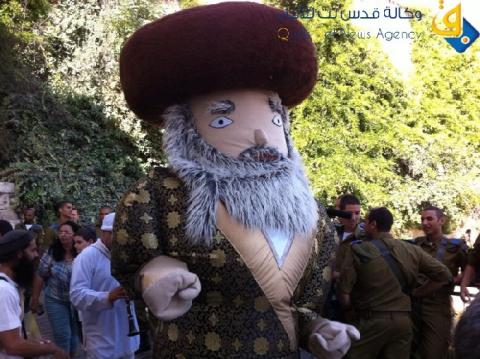 صور.. اعتلاء اسطح منازل مقدسية لحماية احتفالات المستوطنين بعيد" شمعون تصديق"