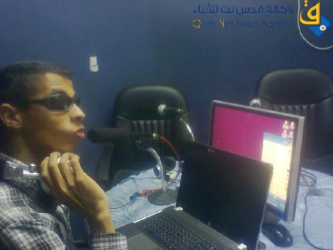 عبد العزيز.. اول كفيف في غزة يلتحق بقسم الصحافة ويعمل بها
