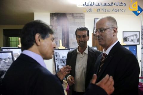 صور.. الحمد الله يفتتح معرض صور المصور المقدسي عوض