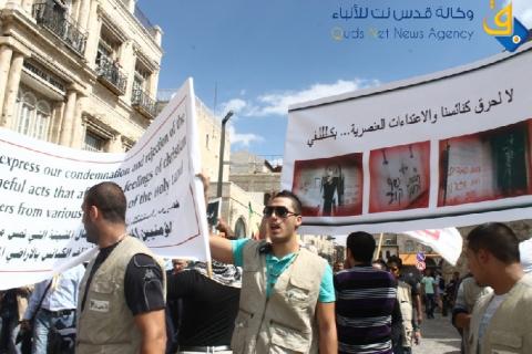 صور.. الطوائف المسيحية تشارك بمسيرة الوفاء احتجاجا على انتهاك المقابر والاديرة بالقدس