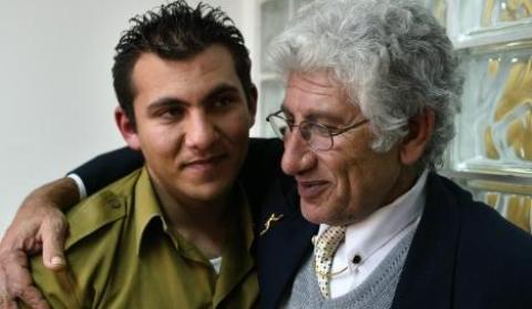 اسرائيل تمنح جنسيتها لفلسطيني من الضفة بعد ان خدم ابنه في جيشها