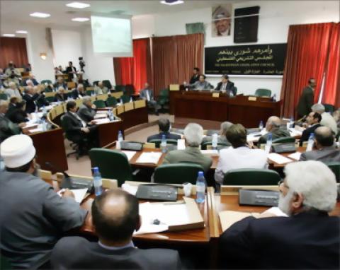 نائب يطالب الرئيس عباس بعقد جلسة طارئة للمجلس التشريعي