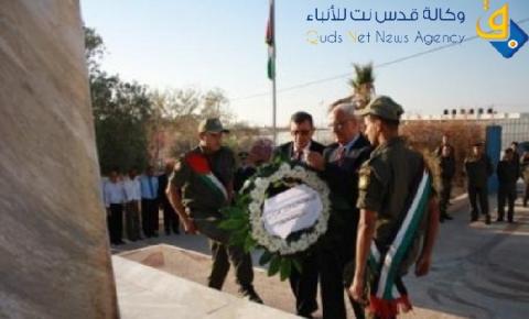 عريقات يضع اكليلا من الزهور باسم الرئيس عباس على النصب التذكاري لشهداء فلسطين في محافظة أريحا