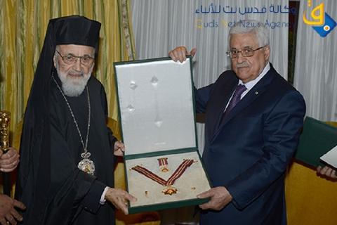 منح المطران كابوتشي وسام نجمة القدس