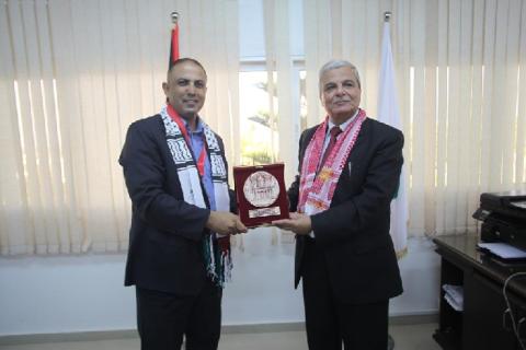جامعة الأقصى تقلد قائد المستشفى الميداني الاردني وسام الجامعة