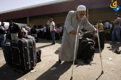 صور.. انتظار الدخول إلى الجانب المصري في معبر رفح