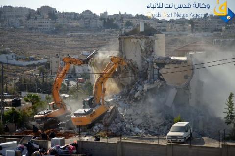 صور.. هدم عمارة سكنية من 3 طوابق شمال القدس واعتقال صاحبها