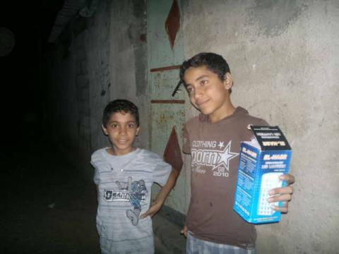 المبادرة العُمانية توزع مصابيح الشاحن الكهربائي لطلاب الثانوية العامة