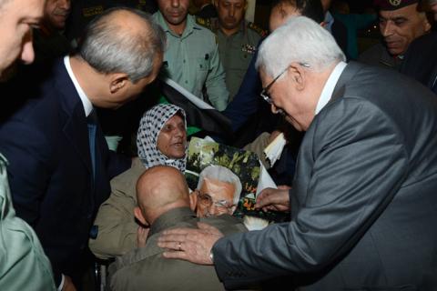 صور.. 26 من الاسرى القدامى يعانقون الحرية
