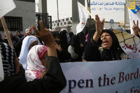 صور.. مسيرة نسوية للمطالبة بفتح معبر رفح