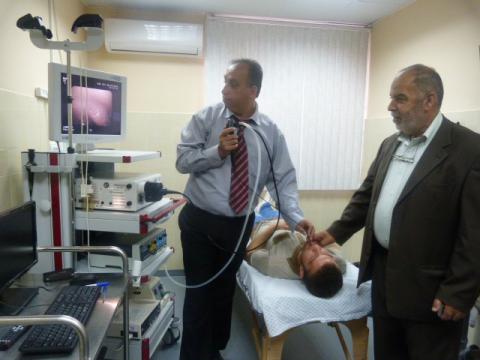 بتبرع من الاتصالات الفلسطينية.. مجمع الشفاء يستلم جهاز منظار متطور