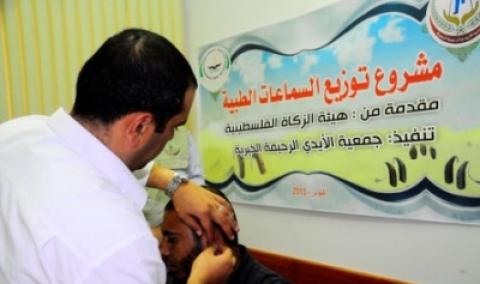 جمعية "الأيدي الرحيمة" توزع سماعات طبية على الجرحى