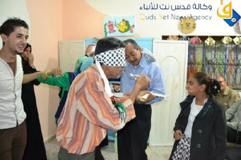 صور.. آباء في دير البلح يشاركون ابنائهم حملة "أبي اقرأ لي"