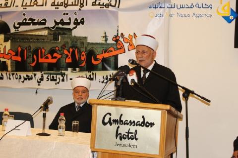 مستوطن يعتدي على رئيس مجلس الأوقاف في الأقصى