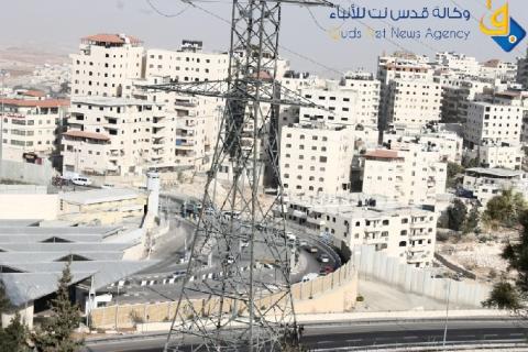الاحتلال يزيل اجزاء من الجدار لصالح توسيع الحاجز المقام على مدخل شعفاط