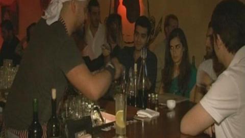 مقهى لبناني يقدم خصماً لزبائنه الذين يتخلون عن هواتفهم