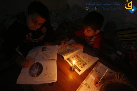 صور.. انقطاع التيار الكهربائي يهدد مستقبل طلبة غزة