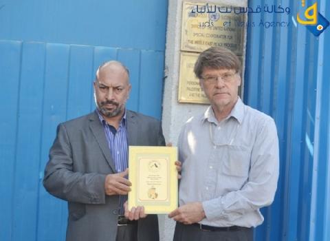 فيديو.. الحملة الدولية لنقل ملف إغتيال عرفات للامم المتحدة تسلم رسالة الى بان كي مون