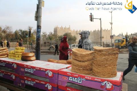 صور.. هدم كشك لبيع الكعك المقدسي في باب العامود