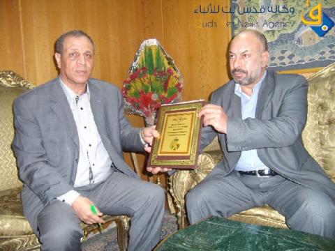 الحملة الدولية لنقل ملف اغتيال عرفات تسلم رسالة لاتحاد الصحفيين العرب