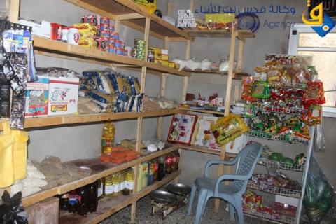 تستقبل زبائنها من السيدات فقط.. شابة فلسطينية تتحدى الفقر بافتتاح بقالة 