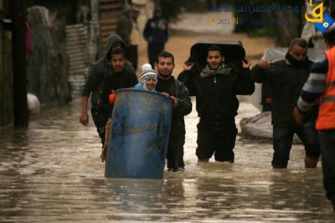 صحيفة بريطانية: غزة عائمة على البؤس في ظل العاصفة