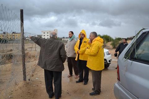 وزير الحكم المحلي يتفقد منطقة القرارة برفقة رئيس بلديتها