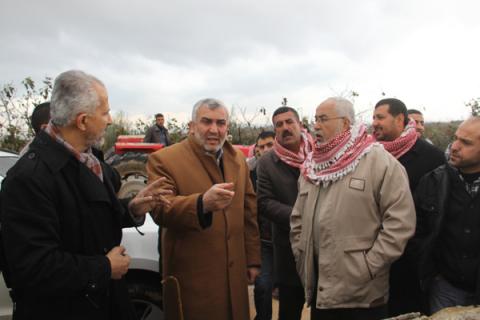 وزير الزراعة يتفقد خسائر المزارعين جراء المنخفض على غزة